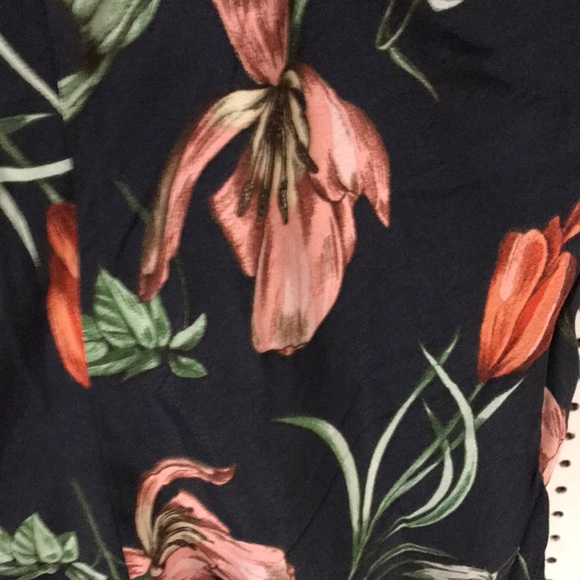 EUC Black w floral print maxi w flutter sleeve - Picture 3 of 5